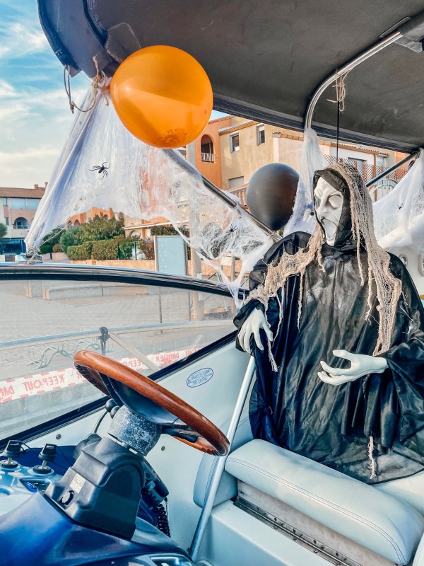 Décorer son bateau sur le thème d’Halloween à Sète